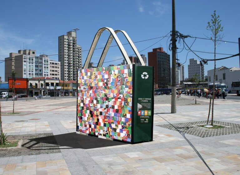 Sacolas gigantes foram colocadas em diversos pontos da capital paulista para lembrar o consumidor que a partir do dia 25