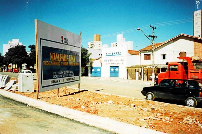 Construction of the extension of Brigadeiro Faria Lima Avenue, in April 1995.