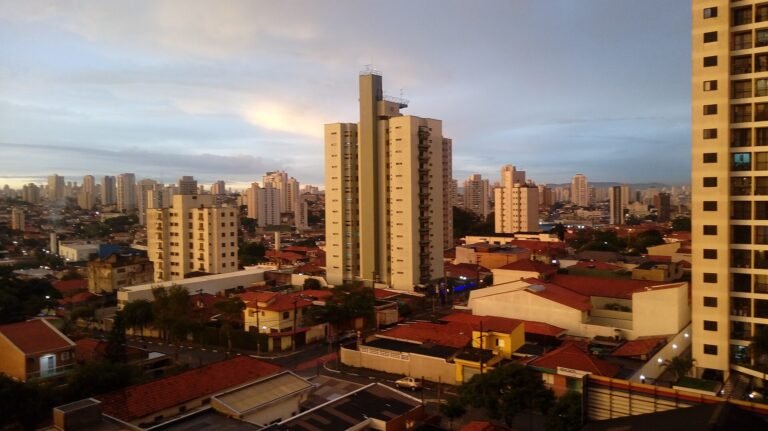 Surgido de um loteamento. Seu nome designa a existência de um antigo moinho de água. Sendo da região do Ipiranga, seus l