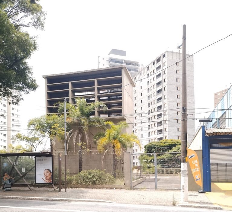 Ventilação e Saída de Emergência; na Av. Doutor Gentil de Moura em Ipiranga