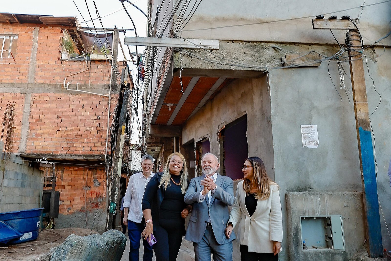 Morar na Santa Cecília: guia do distrito do Minhocão e dos Campos Elíseos Presidente da República, Luiz Inácio Lula da Silva, durante Visita à Favela do Moinho. Favela Moinho, São Paulo, SP. Fot