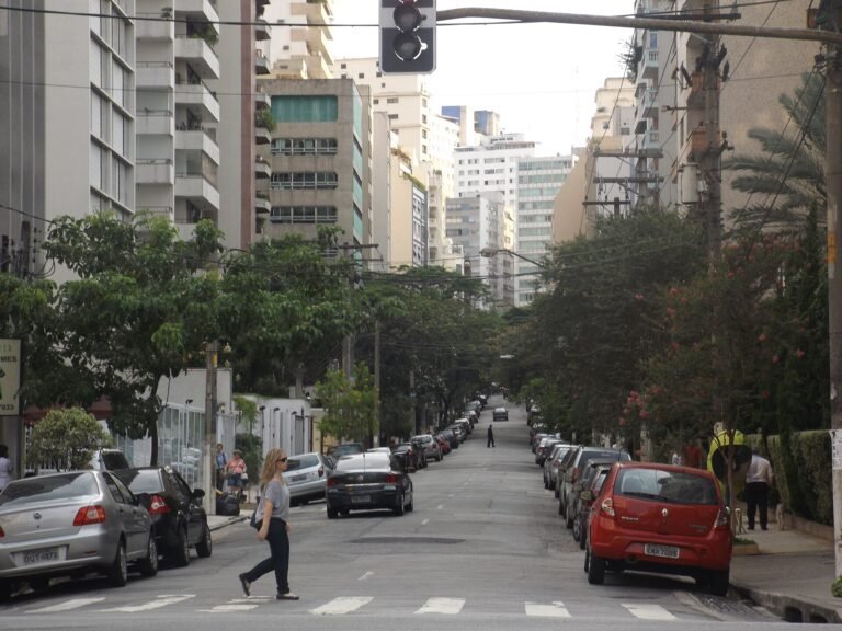 Vista da Rua Doutor Brasílio Machado com a Alameda Barros no bairro de Santa Cecília em São Paulo