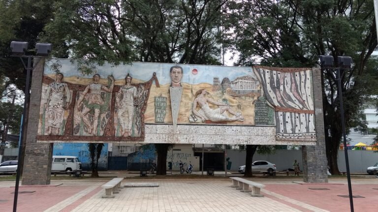 Vista Frontal do Monumento às Artes, em São Paulo, Brasil.