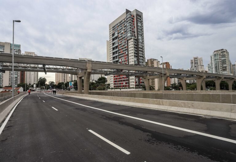 O governador do Estado de São Paulo, Márcio França, participa da abertura do viaduto Santo Amaro sobre estação Campo Bel