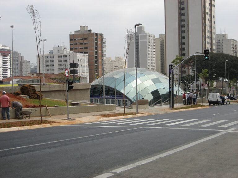 entrada principal da nova estação Borba Gato, com a típica cúpula de entrada, vista desde Av. Pinheiro