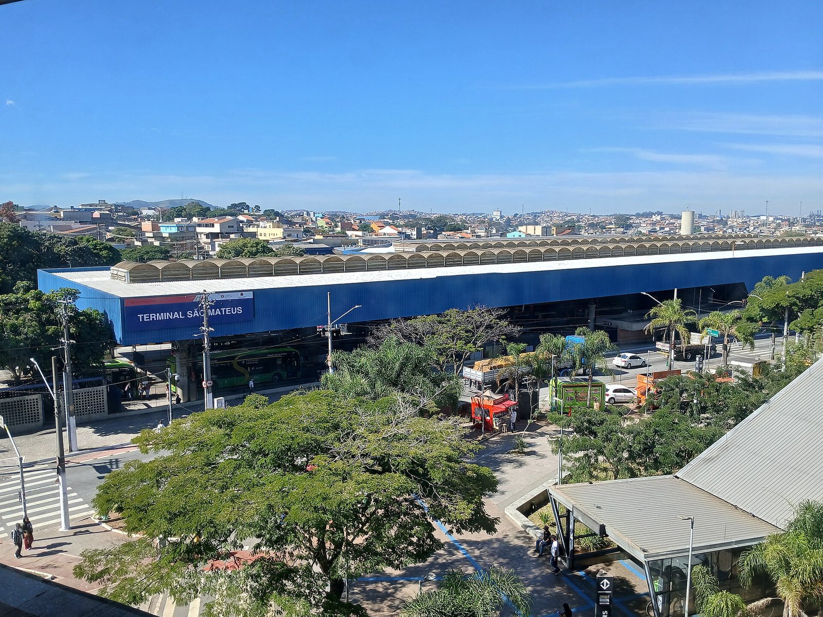 Morar em São Mateus: guia do distrito do monotrilho e do terminal Visão do Terminal São Mateus a partir da Estação São Mateus da Linha 15 prata