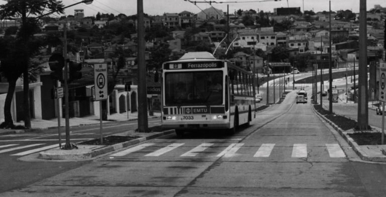 Um dos trólebus Cobrasma circulando no recém inaugurado Corredor Metropolitano São Mateus–Jabaquara da EMTU.