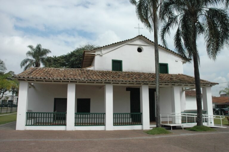 A ministra da Cultura, Ana de Hollanda, visitou a Capela de São Miguel Arcanjo, na Zona Leste Paulista, na manhã desta s