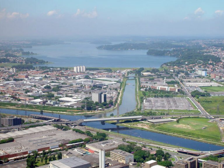 Vista aérea da barragem Guarapiranga, São Paulo, com o Rio Guarapiranga no centro confluindo com o Rio Jurubatuba, vindo