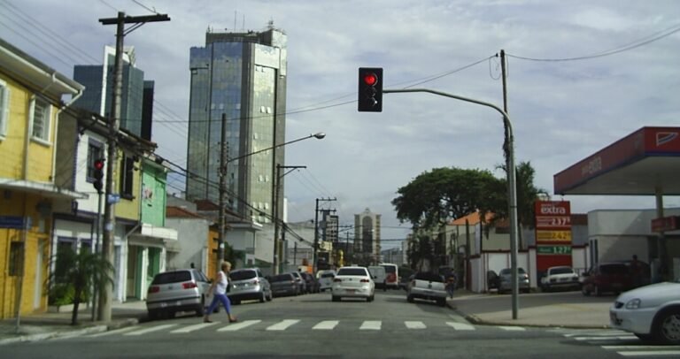 Distrito do Tatuapé, na Zona Leste de São Paulo. Edifícios comerciais na Rua Coelho Lisboa, uma das principais vias do d