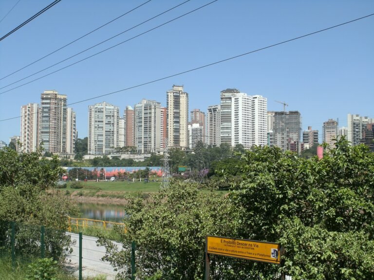 Edifícios próximo ao Auto Shopping Cidade Morumbi
