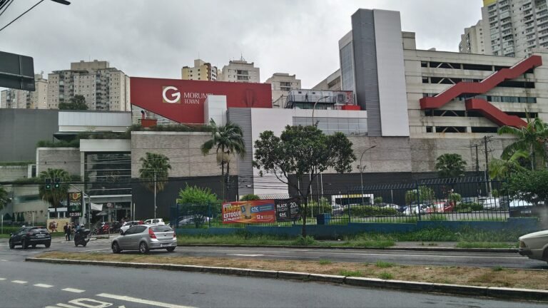 Morumbi Town Shopping on Av. Giovanni Gronchi