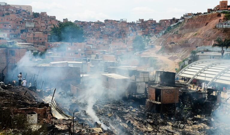 São Paulo - Trinta casas são destruídas durante novo incêndio na Favela de Paraisópolis. Esse é o segundo incêndio na co