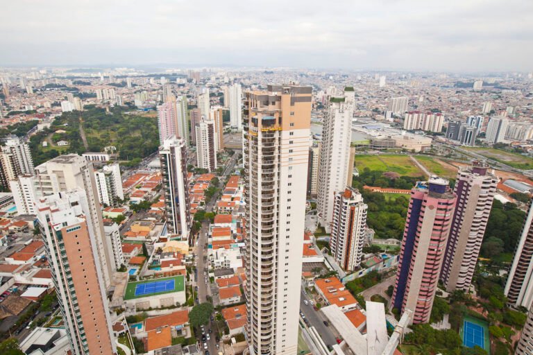 SÃO PAULO, SP, BRASIL, 10-04-2013, 16h00: Vista da regiao do Tatuape (esquerda) e Analia Franco do alto do edificio Jose