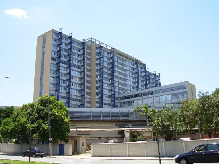 Hospital do Servidor Público Estadual visto da Avenida Ibirapuera